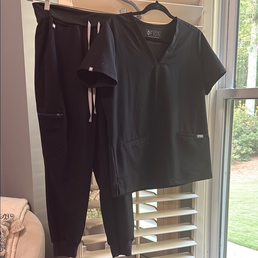FIGS Classic Black Scrub Ensemble